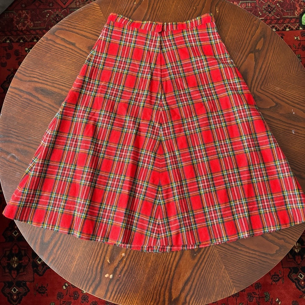 Classic vintage red plaid midi skirt with a timeless plaid print. - Picture 4 of 6
